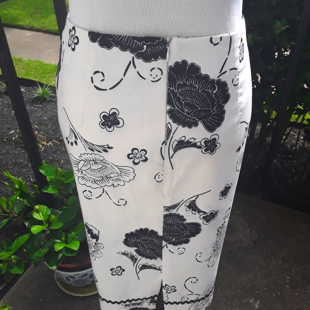 PLUS SZ 14  BLACK &  WHITE COTTON BLEND FLOWER PRINT SKIRT - Picture 2 of 4